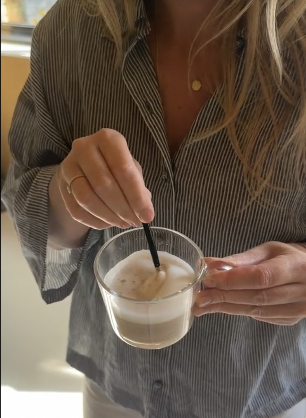 Een kop koffie in de sfeervolle studio van Casa Momo